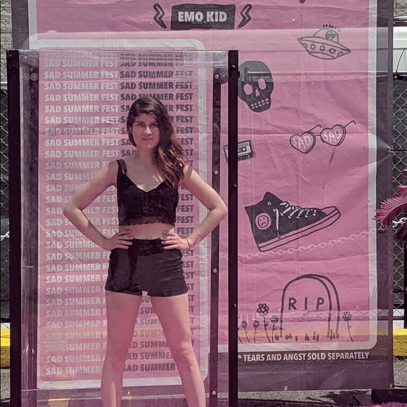 Meet your Posher, Lizz - Picture 2 of 5